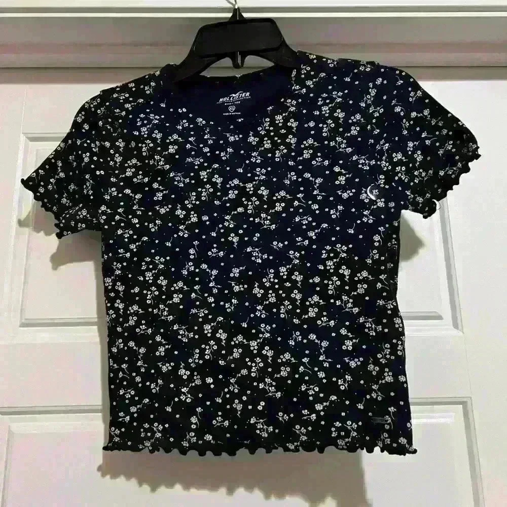 navy blue with flowers hollister t-shirt size xs